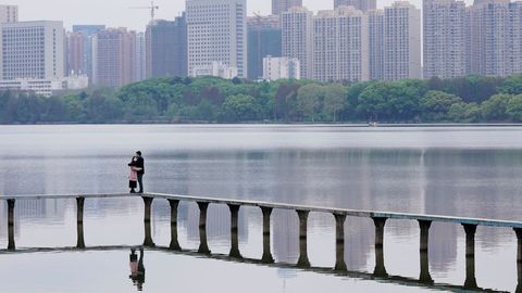 Mientras en el resto del mundo la cifra de poblacin confinada no deja de crecer, Wuhan va poco a poco recuperando la normalidad