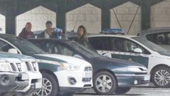 Roger Serafn, el detenido por el crimen de Cabanas, durante el registro de su coche en el Cuartel de la Guardia Civil de Ferrol