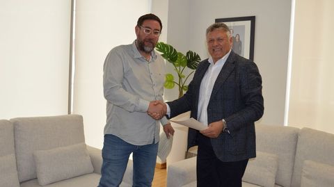 El presidente del Viajes InterRas Femenino, Enrique Rodrguez, firma un convenio con el alcalde de Sanxenxo, Telmo Martn