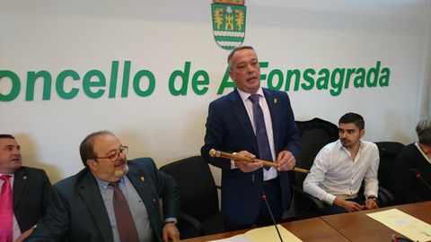 Carlos López, de pie, en el pleno del 2019 en el que fue elegido alcalde
