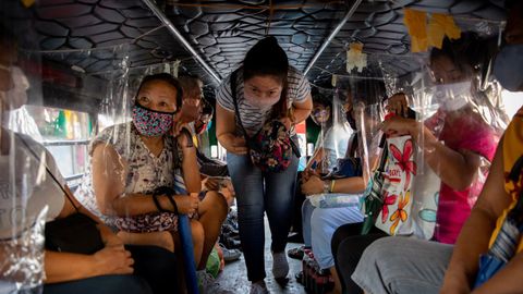 En los autobuses de Filipinas han instalado plticos separadores para mantener la distancia entre asientos. A mayores, los usuarios llevan mascarillas