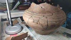 Uniendo los diferentes pedazos desenterrados en uno de los sondeos arqueolgicos realizados en Gundivs, los investigadores han podido reconstruir en su mayor parte una vasija que fue fabricada en la poca romana y decorada con motivos geomtricos de origen castreo