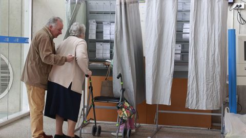 María, una mujer de 76 años, que a pesar de su movilidad reducida, acudió a votar al edificio de la Xunta