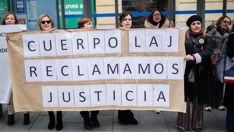 Letrados judiciales apoyando este lunes a sus compañeros del comité de huelga ante la sede del Ministerio de Justicia.