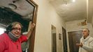 Isabel Riveiro y su esposo exponen que el aislamiento de su vivienda es deficiente y hacen un repaso de las humedades visibles en las distintas estancias de la vivienda.