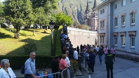Asturianos y curiosos se reúnen en Covadonga para celebrar el Día de Asturias a la espera de la llegada de la familia real