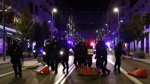 Miembros de la Policía Nacional recorren la Gran Via de Madrid 