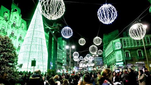Estas sern recordadas como las Navidades de las luces de Vigo. Fue el 14 de septiembre, en plena ola de color, cuando el alcalde Abel Caballero, en una promocin viral, anunci que hasta nueve millones de luces iluminaran la ciudad. Se vern desde el espacio, presumi. Estos das se pueden contemplar. 