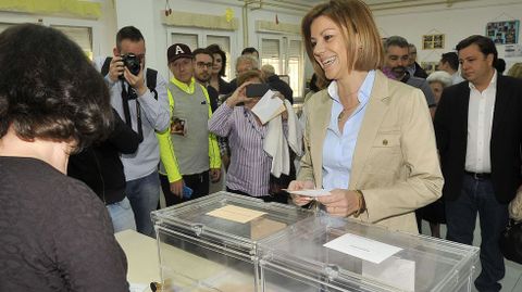 La presidenta de Castilla-La Mancha y candidata a la reeleccin, Mara Dolores de Cospedal, deposita su voto para las elecciones del 24M en un colegio electoral de Albacete.