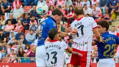 Viñas y Blind disputan un balón durante el Girona-Oviedo