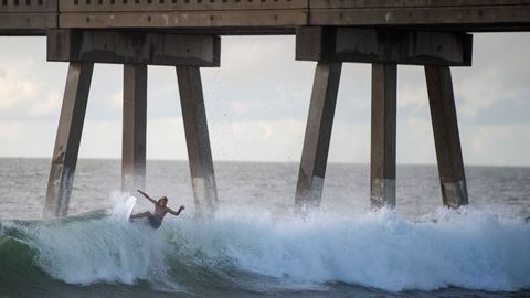 Un surfista coge una ola en una playa de Estados Unidos. 