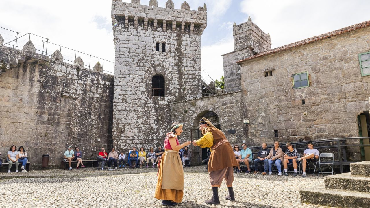 Os Quinquill�ns, durante una visita teatralizada en el Castelo de Vimianzo