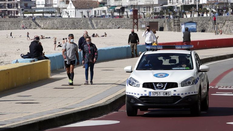 Inhabilitan diez meses a un policía local de Sanxenxo por quedarse con 200 euros que cobró de dos multas