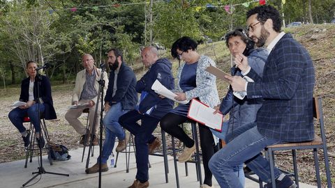 Debate organizado polo colectivo Fousas ao Monte cos seis candidatos á alcaldía de Rianxo