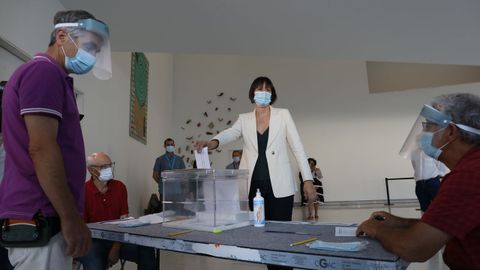 Entre los candidatos fue Ana Pontón, del BNG, la más madrugadora. Votó a las 09.15 en el CGAC, en Santiago