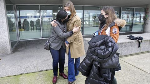 Familiares de tripulantes del Villa de Pitanxo, este jueves, en la Autoridad Portuaria de Marín