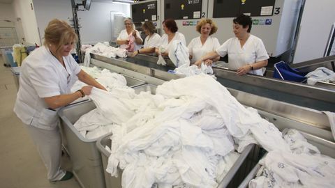 Cada jornada llegan 4.500 kilos de ropa sucia a la lavandería del área sanitaria