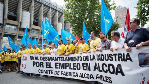 Casi medio millar de personas, entre ellas trabajadores de Alcoa, han recorrido la distancia entre el estadio Santiago Bernabu y el Ministerio de Industria, Comercio y Turismo en un manifestacin