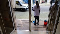 La limpiadora, en uno de los portales de cuya limpieza se ocupa en el barrio de Esteiro