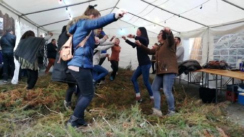 La última vez que se pudo celebrar el tradicional baile dos toxos de Vilamor (en la imagen) fue en enero del 2020. En otros tiempos, el baile se celebraba en el interior de las cuadras, con el piso cubierto de tojos, ya que lo habitual era que el festejo coincidiese con fuertes nevadas