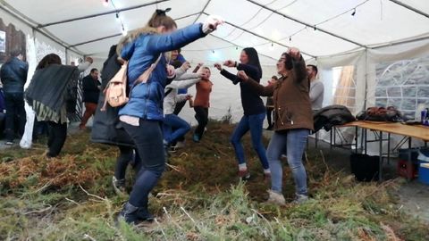 La ltima vez que se  pudo celebrar el tradicional baile dos toxos de Vilamor (en la imagen) fue en enero del 2020. En otros tiempos, el baile se celebraba en el interior de las cuadras, con el piso cubierto de tojos, ya que lo habitual era que el festejo coincidiese con fuertes nevadas