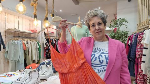 Mara Teresa, con uno de los vestidos que vende en su tienda Tet Closet