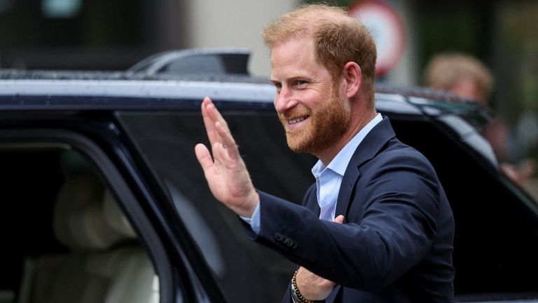El esperado encuentro del príncipe Enrique y el rey Carlos III duró apenas 55 minutos