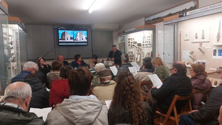 Melide protestará en la calle si se encalan las fachadas de la iglesia de San Pedro