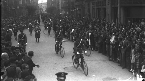 Esta fotografía de Constantino Suárez muestra el paso de las bicicletas en el desfile de tropas del 14 de abril de 1934