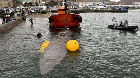 El narcosubmarino del 2019, llegando al puerto de Aldán para reflotarlo a la superficie.