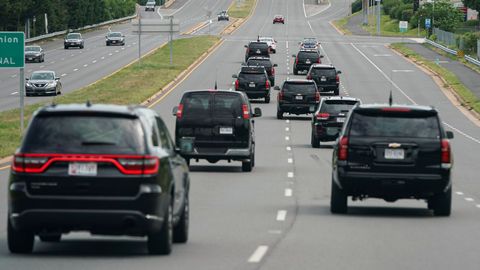 La caravana del presidente Trump, hoy, dirigindose al club de golf de Sterling, en Virginia.