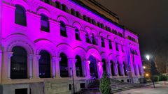 La sede de la presidencia del gobierno de Asturias luce iluminada de morado para conmemorar el 8M