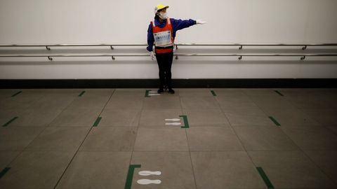 En el metro de Tokio, adems de las marcas en el suelo, hay una gua que recuerda la distancia social