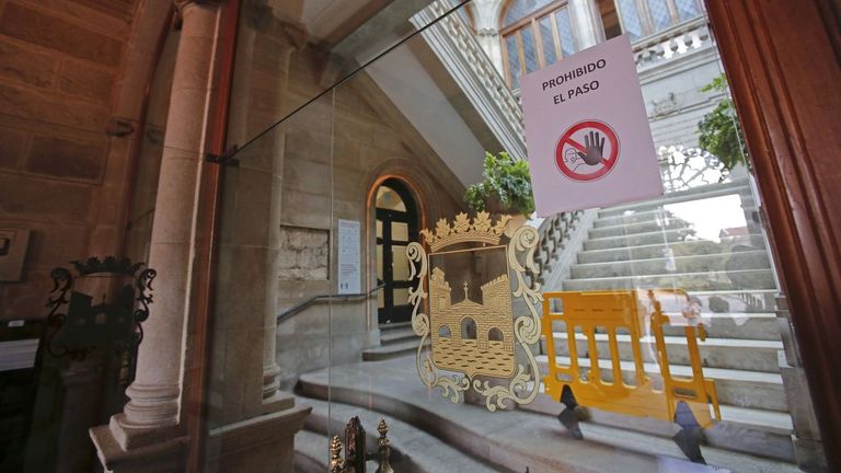 «Han eliminado la cruz del escudo municipal de la ciudad»
