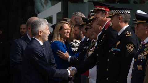 El ministro de Interior Fernando Grande-Marlaska saluda a Josep Maria Estela en el Da de la Polica Nacional.