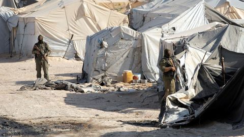 Fuerzas kurdas vigilan el campamento de Al Hol, que alberga a familiares del grupo yihadista del Estado Islámico, en el nordeste de Siria.