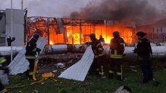 Bomberos ucranianos intentan sofocar las llamas provocadas por un misil cado en Zaporiyia