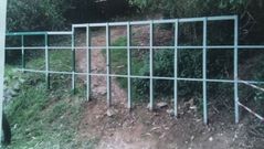 La valla colocada en una camino en que baja del Naranco