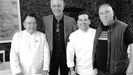 Anthony Bourdain posa con el chef Jos Andrs, Pedro y Marcos Morn, en su reciente visita a Asturias