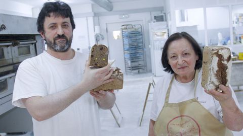 Alexandre e a sa nai, Toita do Coxo, con das pezas de pan de centeo con mel, pistachos e arandos, que acababan de sacar do forno