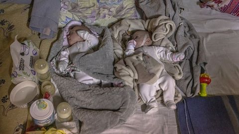 Sophia y Diana no saben todava lo que les ha tocado vivir. Llegaron al mundo antes de tiempo y ahora sobreviven en el stano de un hospital infantil en Kiev utilizado como refugio de ataque areos en la capital ucraniana.