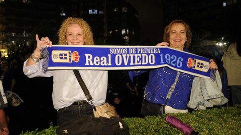 Cientos de aficionados celebran el ascenso del Real Oviedo en la plaza Amrica
