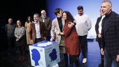 Ana Pontn abraza a Noa Presas, nmero uno por Ourense, en la presentacin de la lista.