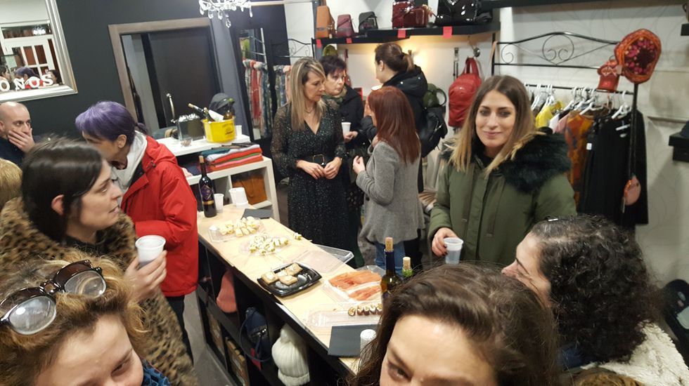 Im�genes que dej� un soleado domingo de carnaval.Escolares colaborando en traballos de mantemento ao p� do Cami�o de Santiago