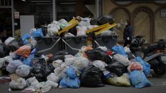 Imagen de archivo del 2022, cuando las calles de A Corua se llenaron de basura. 
