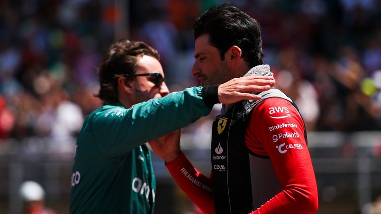 Fernando Alonso abraza a Carlos Sainz