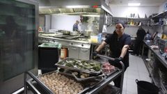 La cocina de Las Sirenas, en imagen de ayer, prepará esta noche una cena para 150 personas