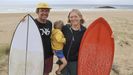 La familia sueca formada por Daniel Furudahl, Beatrice Agrenius y Alvar ante la Percebelleira