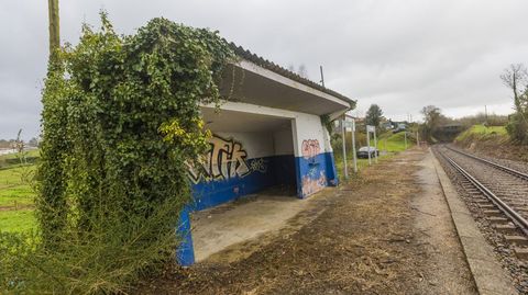 El apeadero de Cerceda, sin uso desde hace años. Es uno de los dos apeaderos que había entre Santiago y A Coruña, inaugurado en 1964, mucho después de que empezase a funcionar al vía. Daba servicio, sobre todo, al núcleo de Cerceda, y se denominaba A Vila da Igrexa por su proximidad a la iglesia cercedense. Por ahí aún pasan los trenes a Sogama.