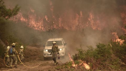 Aspecto del incendio forestal del monte de A Fracha en las proximidades del depósito de A Canicouva el sábado por la mañana